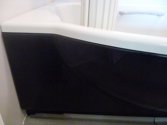 浴室の黒いエプロンカバーに付いた水垢…